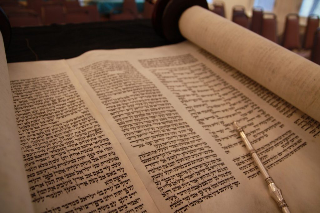 Rolo de Torah aberta;